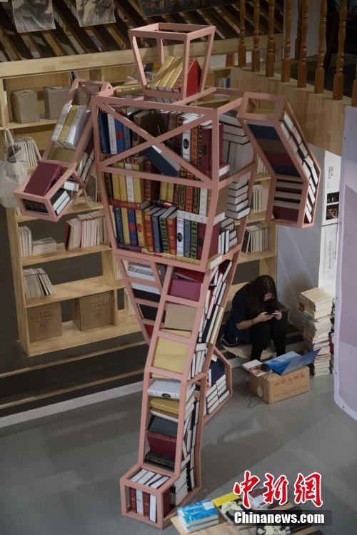 大卒生がクラウドファンディングで資金集め、地下駐車場を上品な書店に