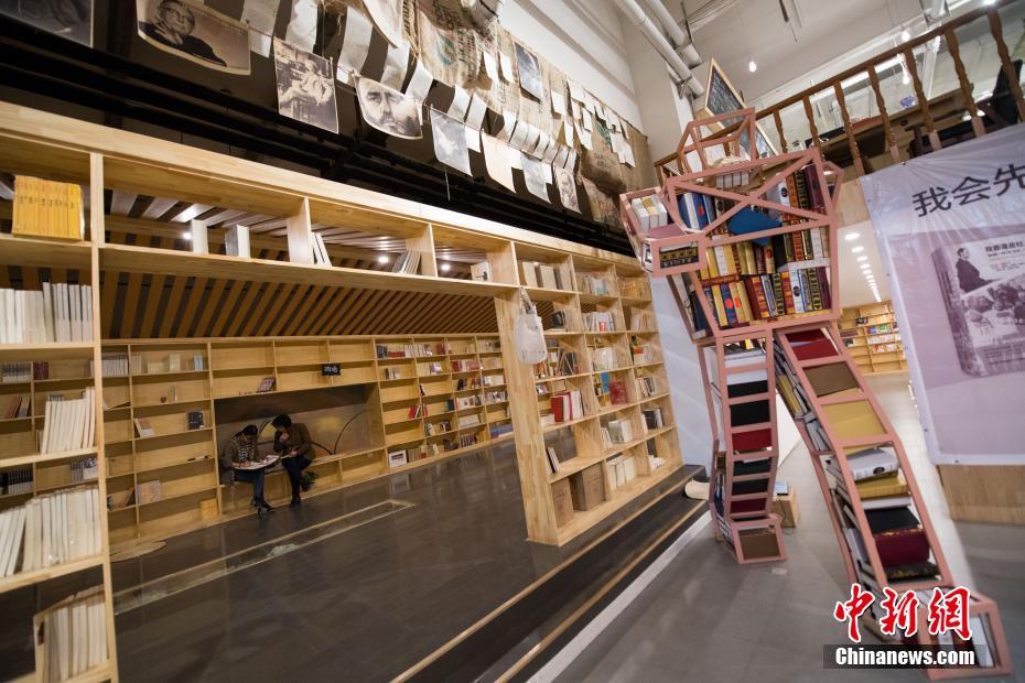 大卒生がクラウドファンディングで資金集め、地下駐車場を上品な書店に