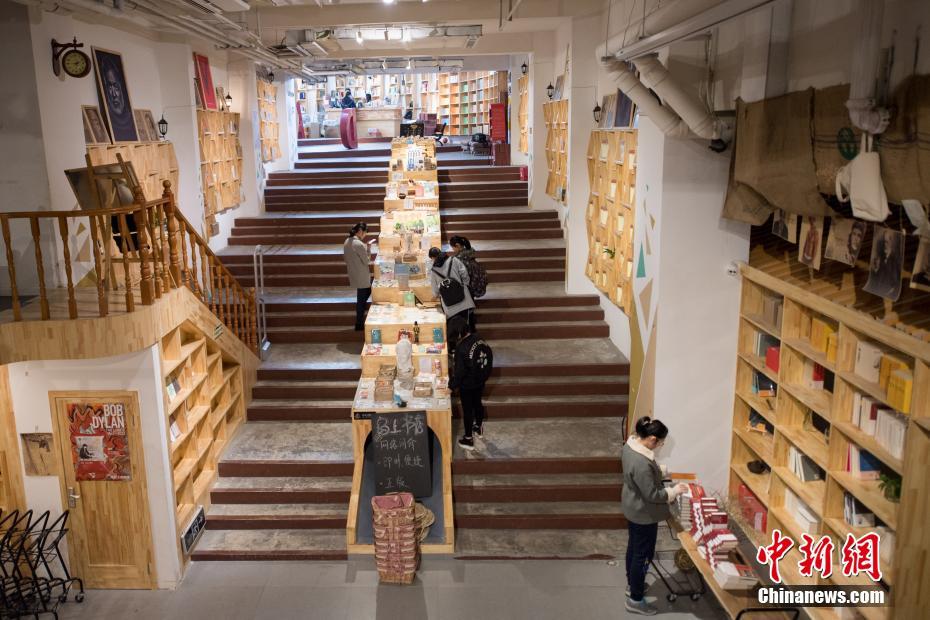 大卒生がクラウドファンディングで資金集め、地下駐車場を上品な書店に