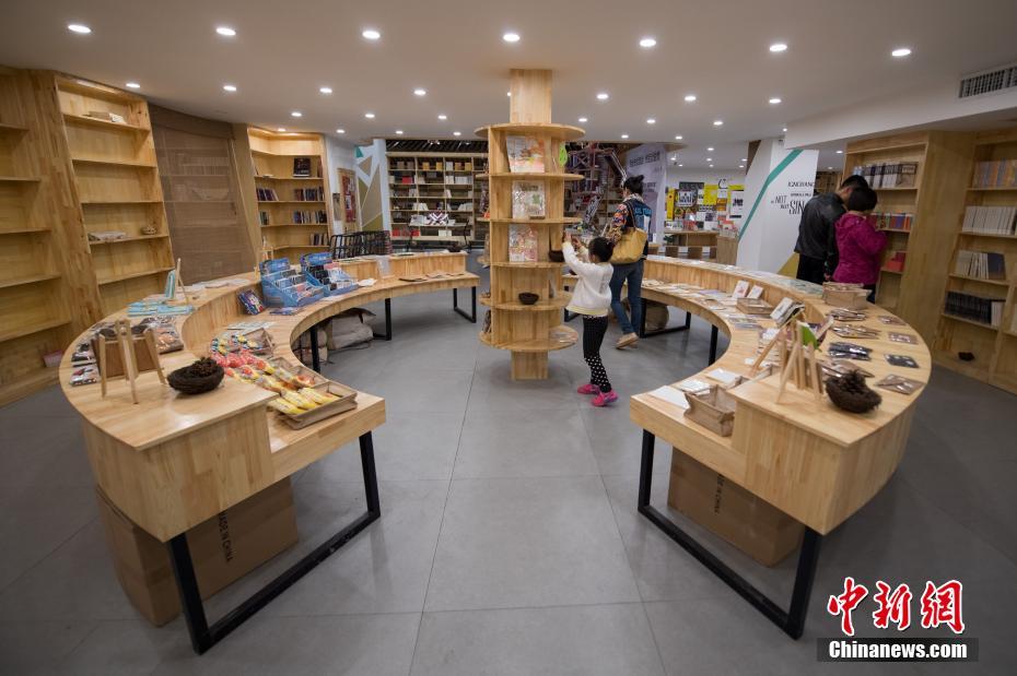 大卒生がクラウドファンディングで資金集め、地下駐車場を上品な書店に