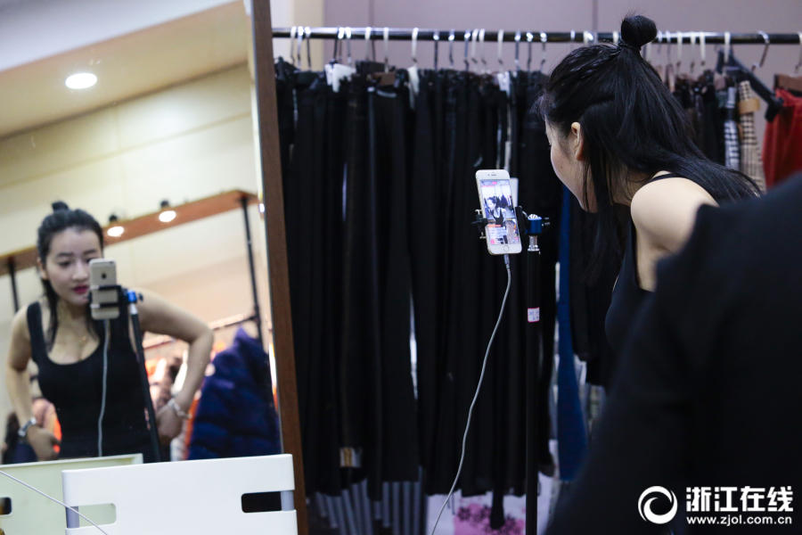 「ネット有名人試著代行」のライブ配信で1日の売上なんと約1700萬円