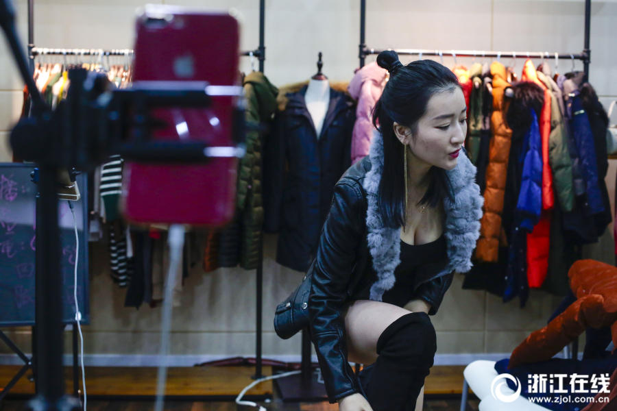 「ネット有名人試著代行」のライブ配信で1日の売上なんと約1700萬(wàn)円