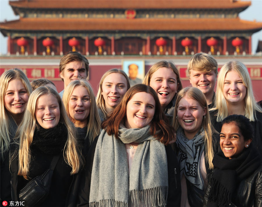 秋空をバックに天安門広場で記念撮影を楽しむ中國國內(nèi)外の観光客たち