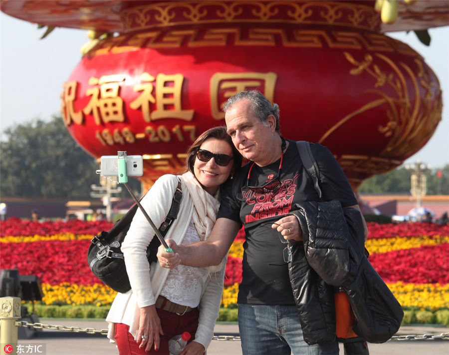 秋空をバックに天安門広場(chǎng)で記念撮影を楽しむ中國國內(nèi)外の観光客たち