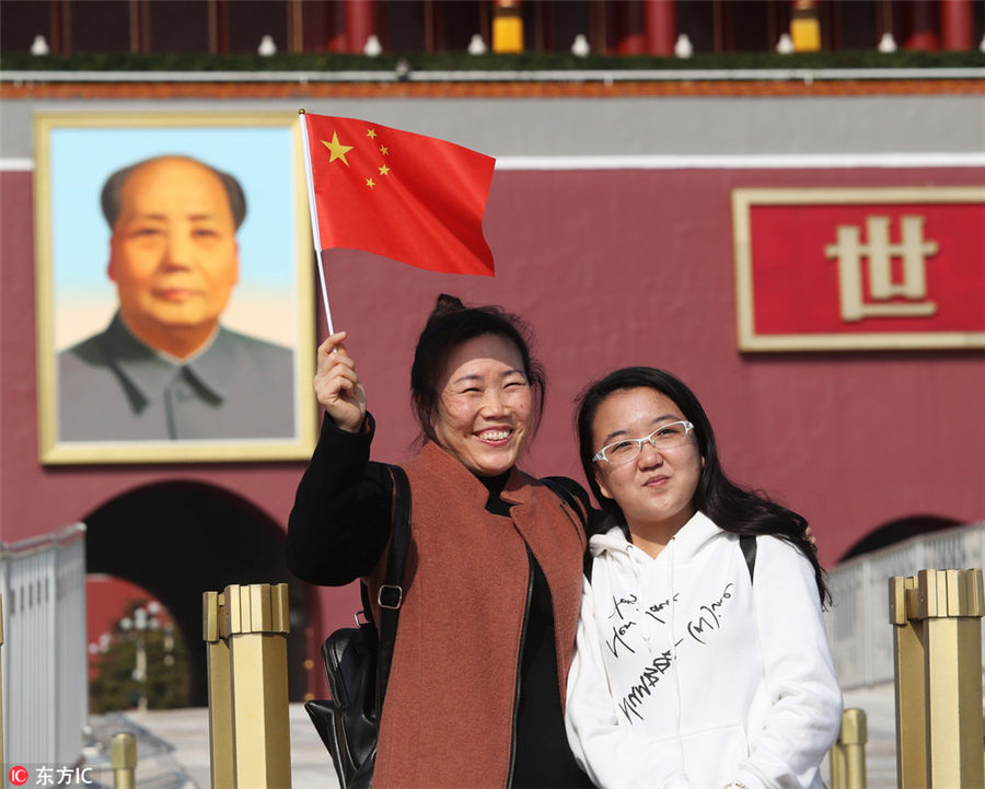 秋空をバックに天安門広場で記念撮影を楽しむ中國國內(nèi)外の観光客たち