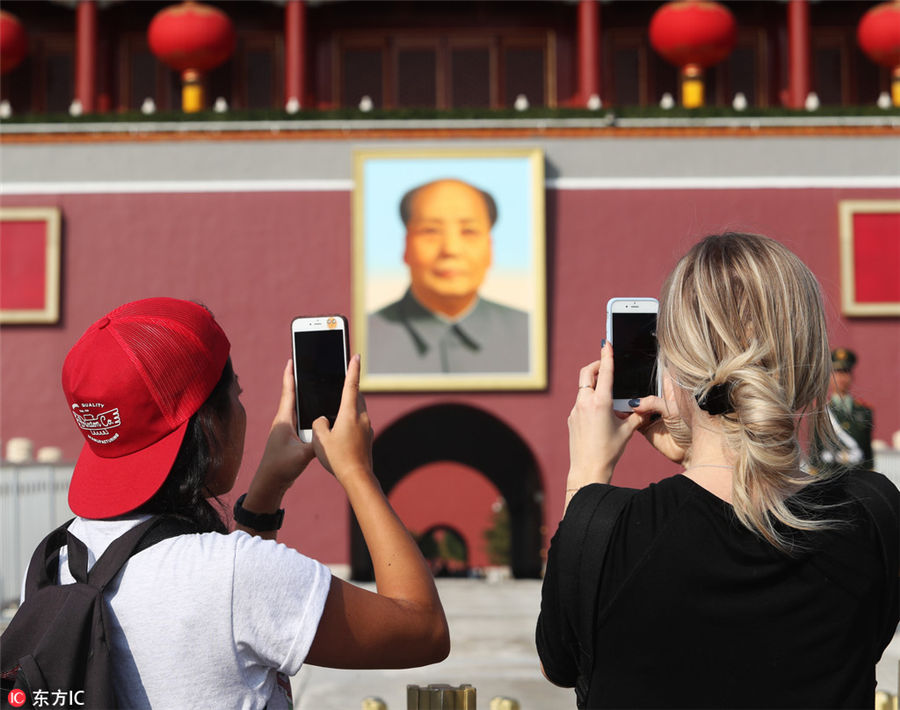 秋空をバックに天安門広場で記念撮影を楽しむ中國國內(nèi)外の観光客たち