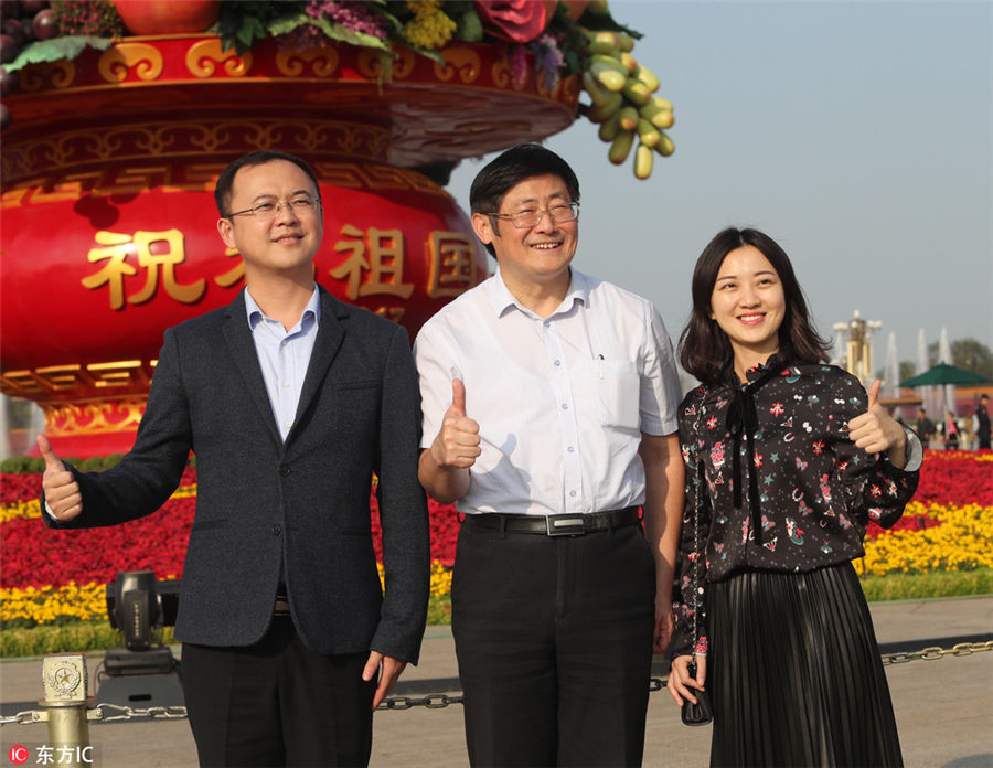 秋空をバックに天安門広場(chǎng)で記念撮影を楽しむ中國(guó)國(guó)內(nèi)外の観光客たち