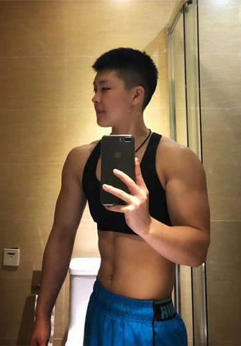 筋骨隆々でクルーカットの女子大生、ネットで話題に