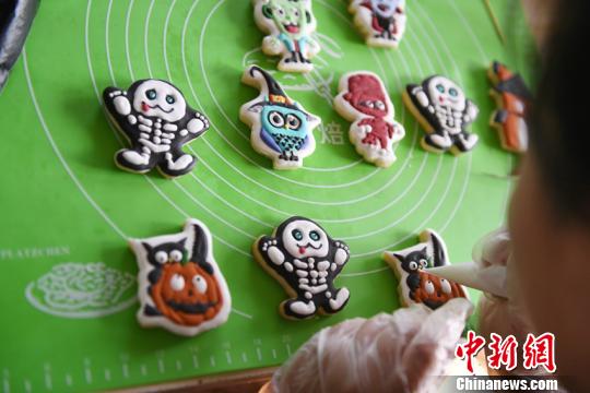 もうすぐハロウィーン！　各商店で続々と売り出されるお菓子　長春