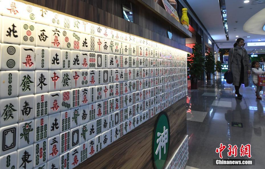 麻雀好きにはたまらない？　 麻雀牌で裝飾されたカウンター　済南