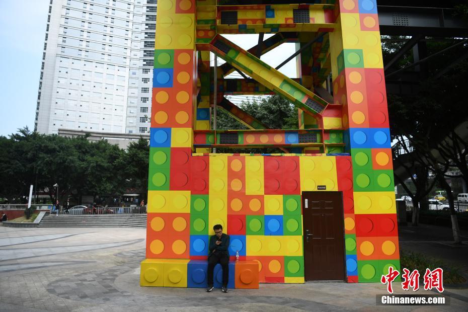 カラフルなブロック歩道橋が話題に　重慶