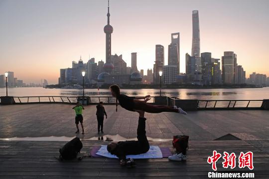 早朝の上海外灘で優(yōu)雅にヨガを楽しむ外國(guó)人
