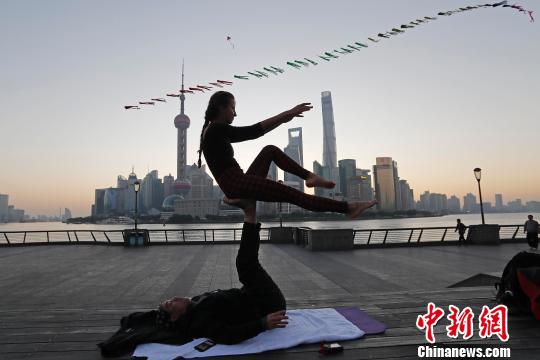 早朝の上海外灘で優(yōu)雅にヨガを楽しむ外國人