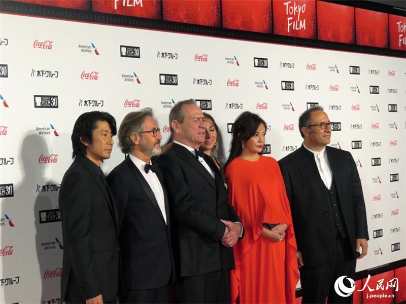 第30回東京國(guó)際映畫(huà)祭開(kāi)幕　中日の映畫(huà)人がレッドカーペットに登場(chǎng)