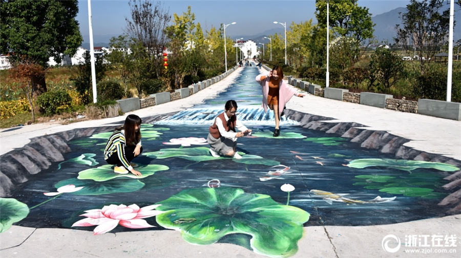 路上にハス池が？　まるで本物のような立體アート　浙江省