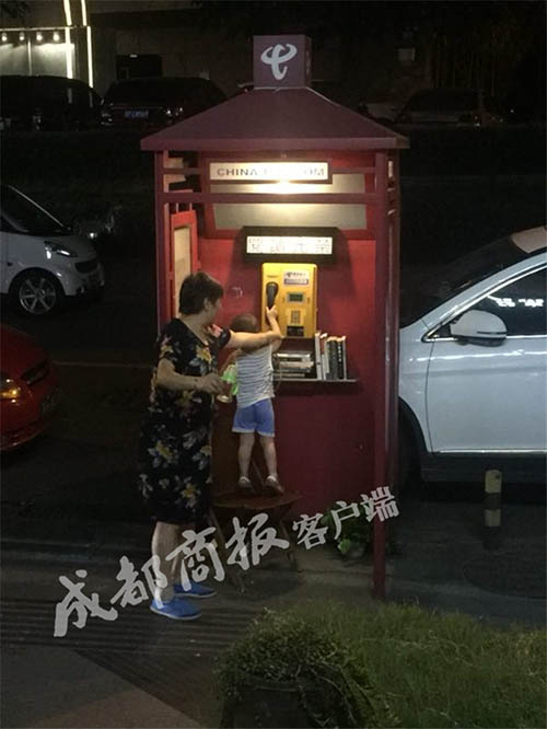 使われなくなっていた電話ボックスが24時(shí)間営業(yè)の「本屋」に　成都