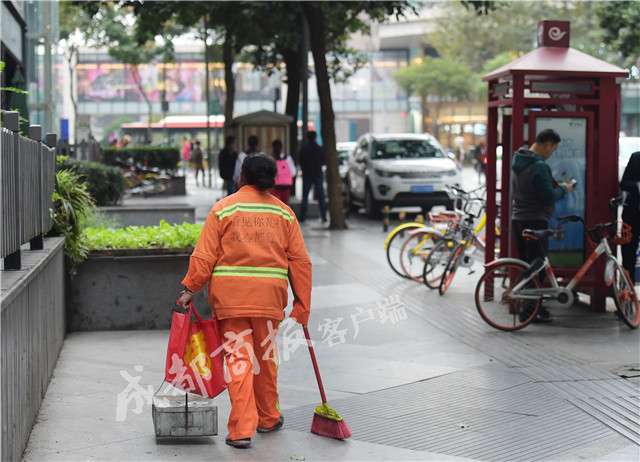 使われなくなっていた電話ボックスが24時間営業(yè)の「本屋」に　成都
