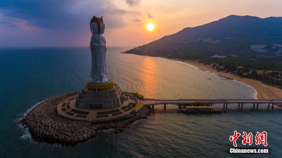 夕日に照らされた海上の観音像　厳かで美しい雰囲気漂う　海南省