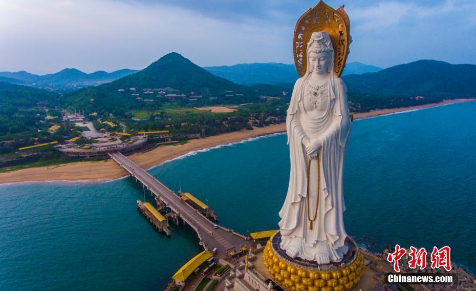 夕日に照らされた海上の観音像　厳かで美しい雰囲気漂う　海南省