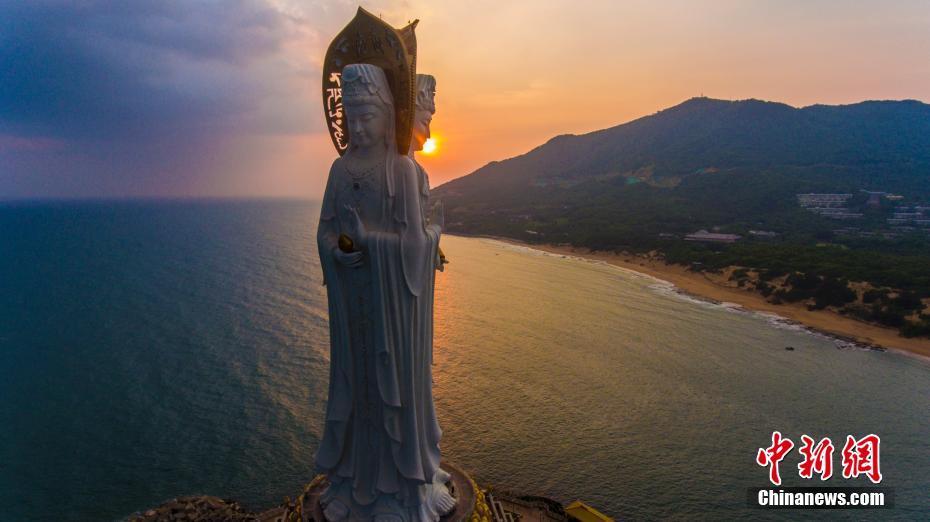 夕日に照らされた海上の観音像　厳かで美しい雰囲気漂う　海南省