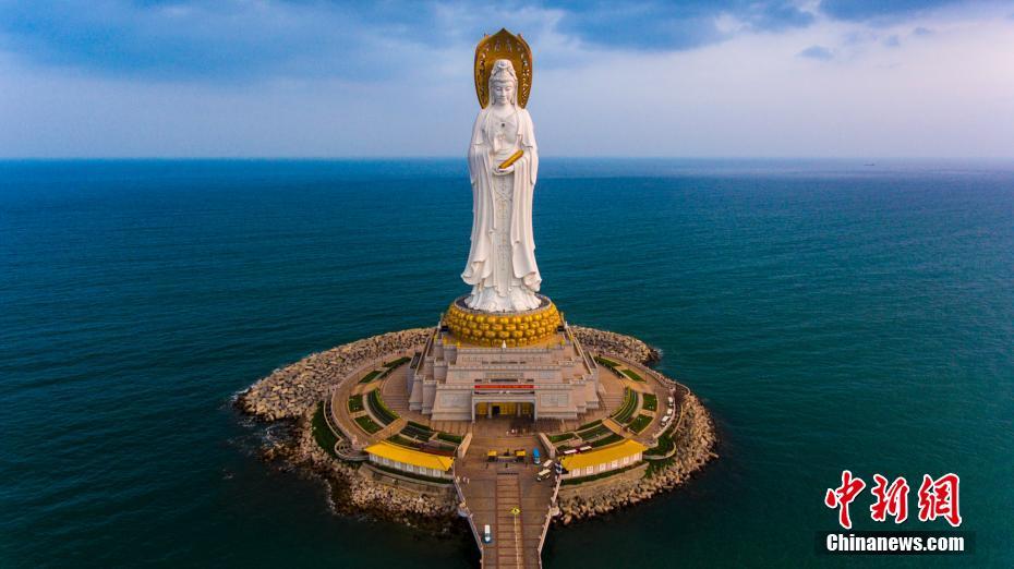 夕日に照らされた海上の観音像　厳かで美しい雰囲気漂う　海南省