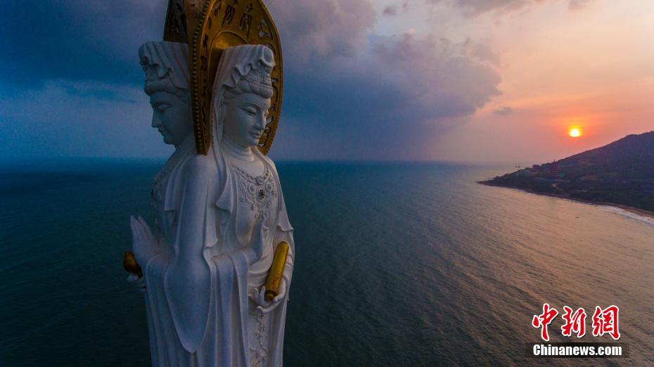 夕日に照らされた海上の観音像　厳かで美しい雰囲気漂う　海南省