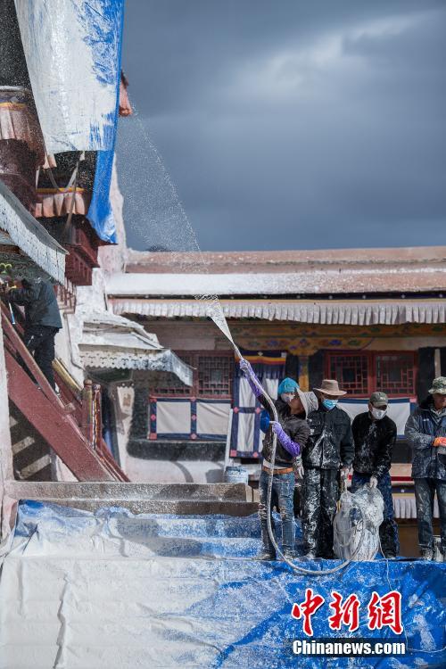 ポタラ宮の年に1度の「白塗りシーズン」到來　西蔵