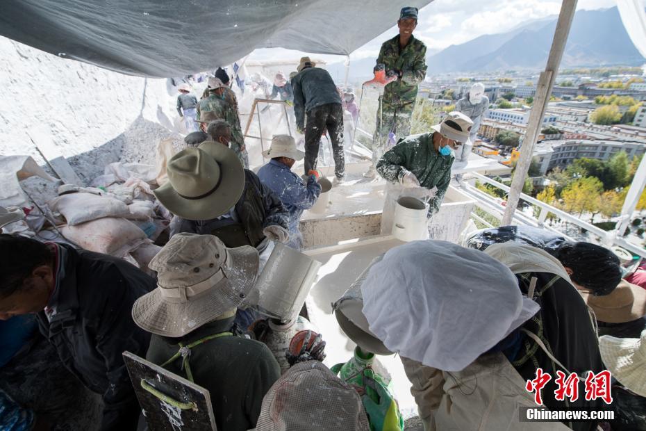 ポタラ宮の年に1度の「白塗りシーズン」到來　西蔵