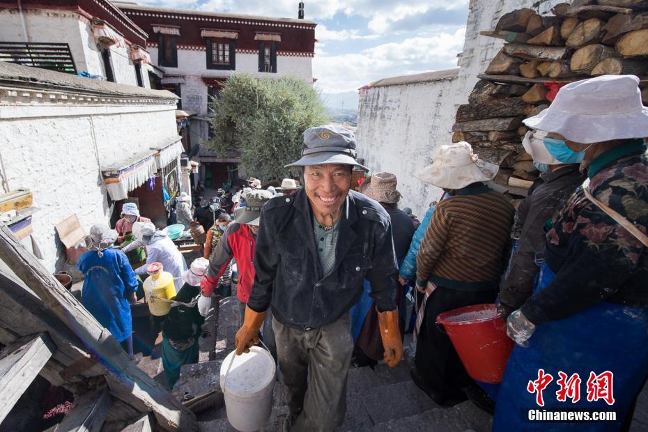 ポタラ宮の年に1度の「白塗りシーズン」到來　西蔵