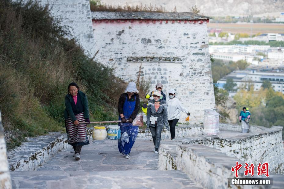 ポタラ宮の年に1度の「白塗りシーズン」到來　西蔵