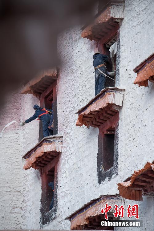 ポタラ宮の年に1度の「白塗りシーズン」到來　西蔵