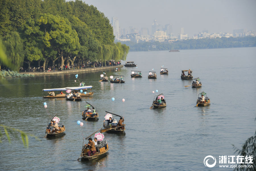 金婚を迎える高齢者夫婦12組、西湖でのんびりボートデート