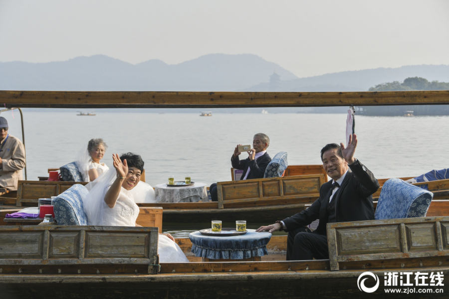 金婚を迎える高齢者夫婦12組、西湖でのんびりボートデート