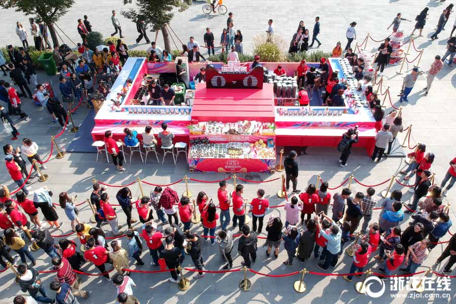 天貓、ダブル11の景気づけに社員に世界各國のグルメふるまう