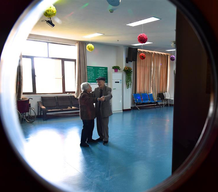 高齢者夫婦、支え合い寄り添い続けた72年間　 江西省