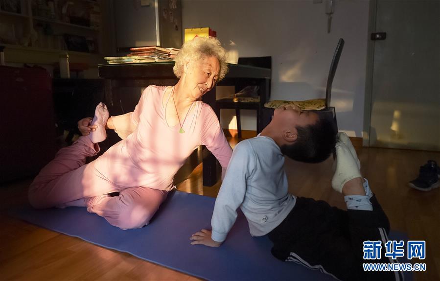 バスケットボールにヨガ、運動で健康への追求広める高齢女性