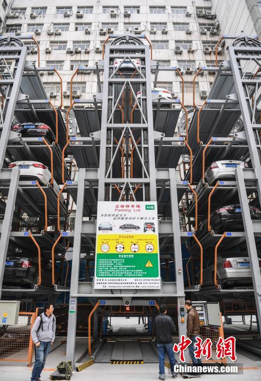 駐車スペース問題はこれで解決　ゴンドラ式の立體駐車場登場　山東省