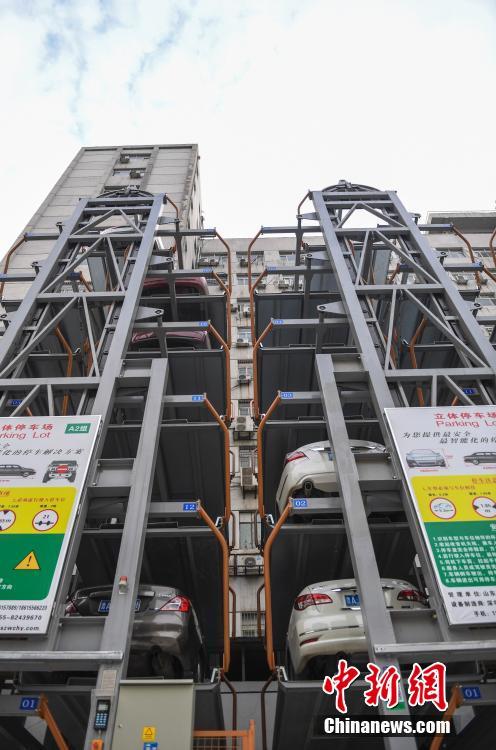 駐車スペース問題はこれで解決　ゴンドラ式の立體駐車場登場　山東省