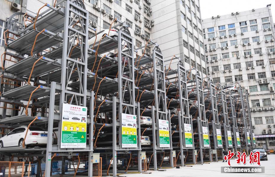 駐車スペース問題はこれで解決　ゴンドラ式の立體駐車場登場　山東省