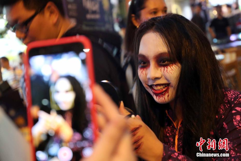 「ハロウィン」の仮裝をした人々で大盛り上がりの蘭桂坊　香港地區(qū)