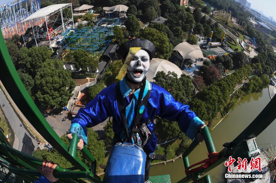 ホラーのキャラクターが絶叫　仮裝してバンジーに挑戦する人たち　湖南省