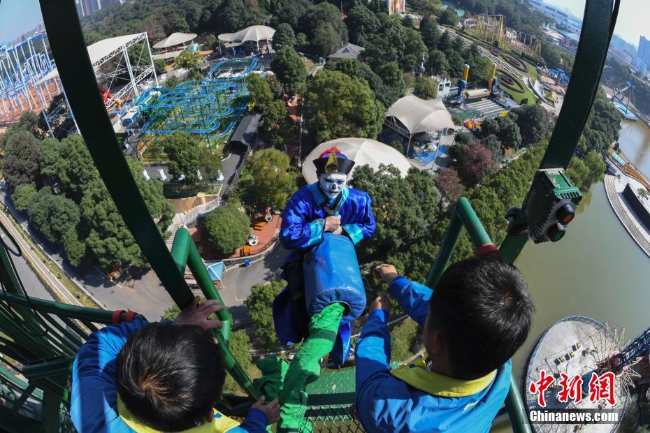 ホラーのキャラクターが絶叫　仮裝してバンジーに挑戦する人たち　湖南省