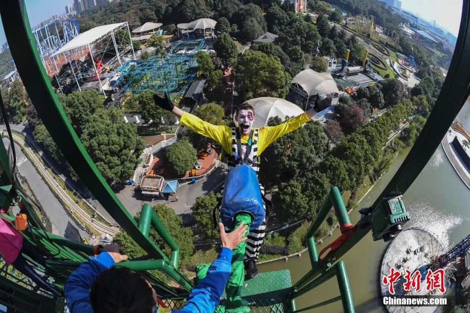 ホラーのキャラクターが絶叫　仮裝してバンジーに挑戦する人たち　湖南省