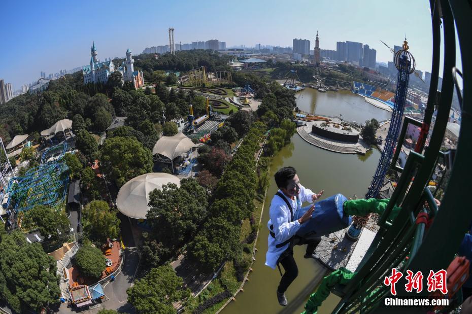 ホラーのキャラクターが絶叫　仮裝してバンジーに挑戦する人たち　湖南省