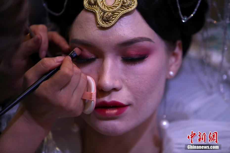 各地のメイクアップアーティストら南京で「美容技術(shù)を競い合う」