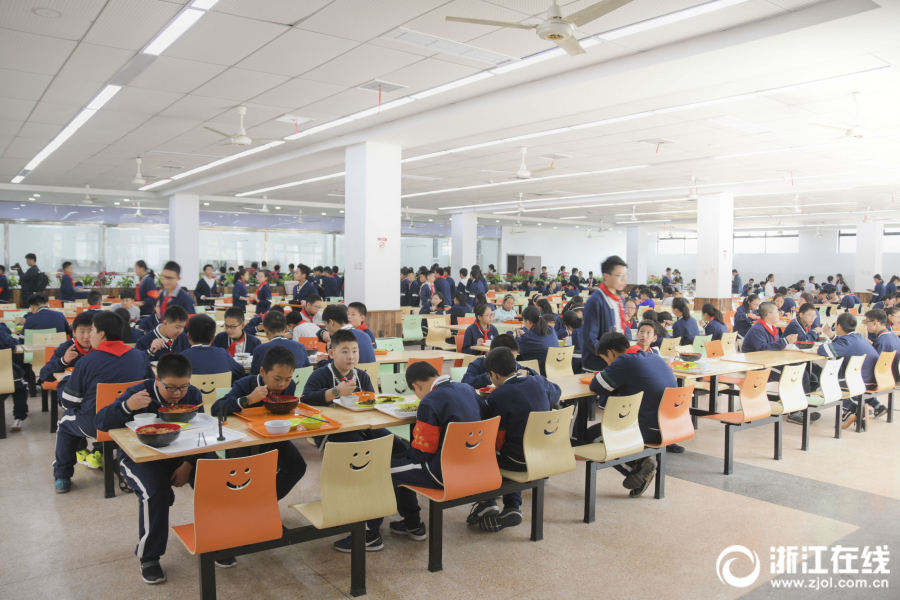 浙江省の學(xué)校の食堂にスマートテーブル導(dǎo)入　支払いはワンタッチで完了