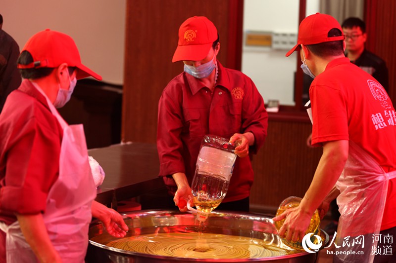 河南省で世界一長い麺?3048メートル　日本のギネス記録を大きく更新