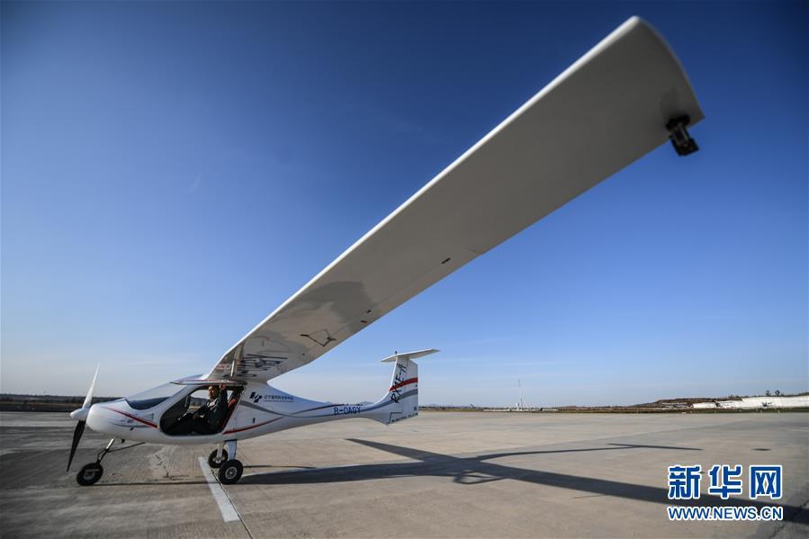 國産電動複座型機、初飛行に成功