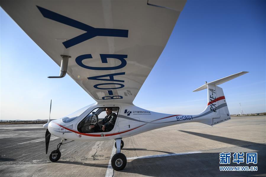 國産電動複座型機、初飛行に成功