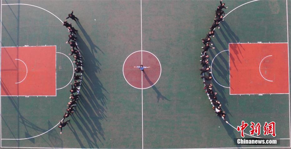 36人中女子1人のクラスがユーモア溢れる卒業(yè)寫真撮影　湖北省